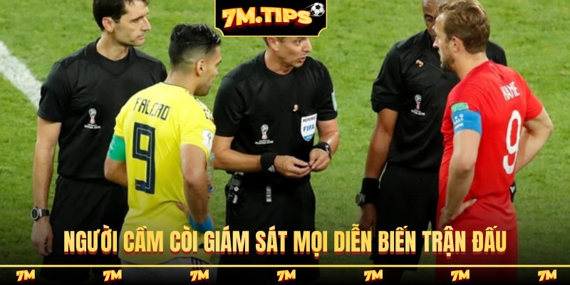 Người cầm còi giám sát mọi diễn biến trận đấu